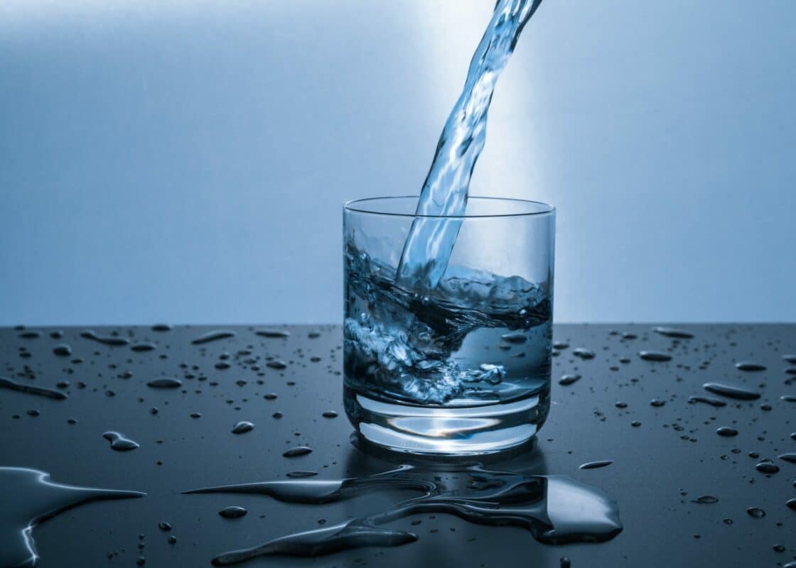 Pentru a menține cristalinul apei pe care o bei, e esențial să știi când să îți înnoiești filtrul. Descoperă în acest articol secretul apelor pure!